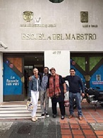 Membres de la délégation de l'académie devant la 'Esuela del (…)
